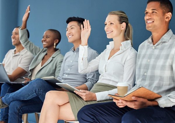 Quels sont les enjeux de la mise en place d'un système de participation citoyenne en ligne ?